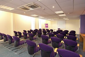 Premier Inn London Heathrow Airport T2 & T3 - Bath Road