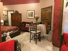 Spruce Hill Inn and Cottages