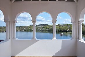 Brindos, Lac & Château