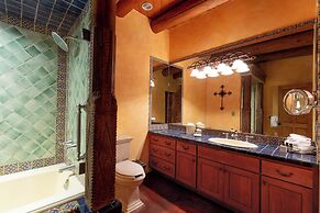 El Monte Sagrado Living Resort & Spa