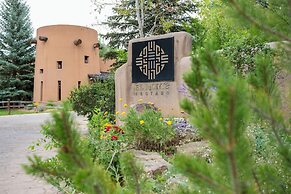El Monte Sagrado Living Resort & Spa