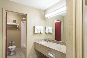 Econolodge Inn & Suites
