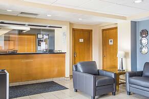 Econolodge Inn & Suites
