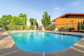 Econolodge Inn & Suites
