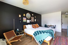 Hotel McCoy - Art, Libations, Pool Society