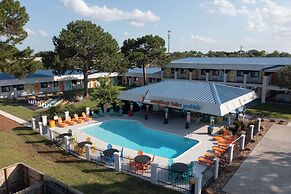 Hotel McCoy - Art, Libations, Pool Society