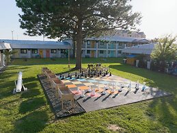 Hotel McCoy - Art, Libations, Pool Society