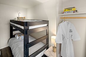 Hotel McCoy - Art, Libations, Pool Society