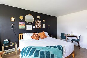 Hotel McCoy - Art, Libations, Pool Society