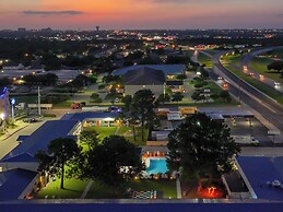 Hotel McCoy - Art, Libations, Pool Society