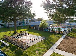 Hotel McCoy - Art, Libations, Pool Society