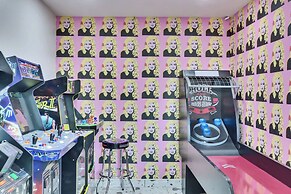 Hotel McCoy - Art, Libations, Pool Society