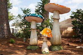 Hotel McCoy - Art, Libations, Pool Society