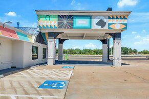 Hotel McCoy - Art, Libations, Pool Society