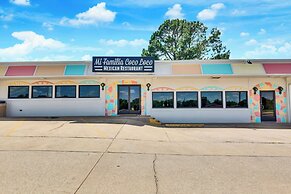 Hotel McCoy - Art, Libations, Pool Society