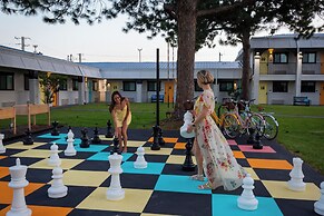 Hotel McCoy - Art, Libations, Pool Society