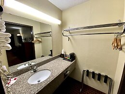 Super 8 by Wyndham Shawnee