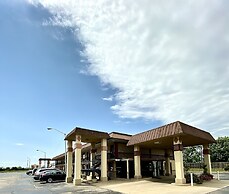 Super 8 by Wyndham Shawnee