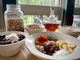 Sunwapta Falls Rocky Mountain Lodge