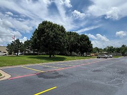 Americas Best Value Inn & Suites Ada