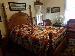 Spurs n Lace Bed & Breakfast Inn