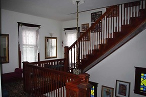 Spurs n Lace Bed & Breakfast Inn