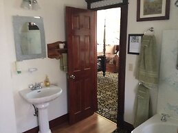 Spurs n Lace Bed & Breakfast Inn