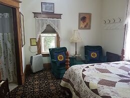 Spurs n Lace Bed & Breakfast Inn