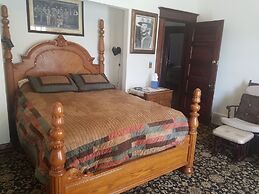 Spurs n Lace Bed & Breakfast Inn