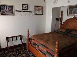 Spurs n Lace Bed & Breakfast Inn