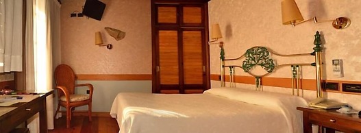 Rusticae Casa Antiga do Monte