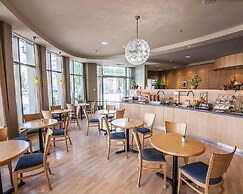 Comfort Hotel Vancouver Airport