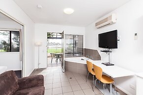 Majestic Oasis Apartments