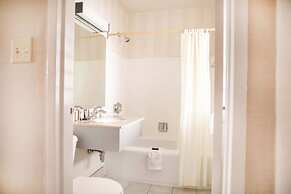 Oakes Hotel Overlooking the Falls