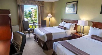 Oakes Hotel Overlooking the Falls