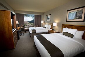 Oakes Hotel Overlooking the Falls