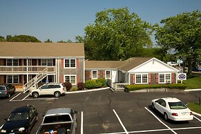 Holiday Hill Inn & Suites