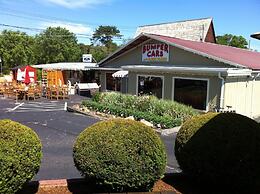 Holiday Hill Inn & Suites