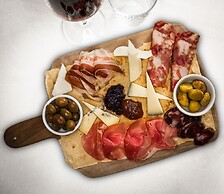 Sardegna Hotel, Suites & Restaurant