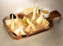 Sardegna Hotel, Suites & Restaurant