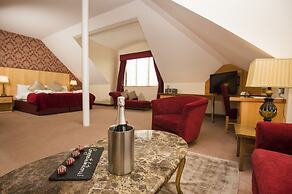 La Mon Hotel And Country Club