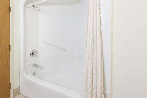 Travelodge by Wyndham Romulus Detroit Airport