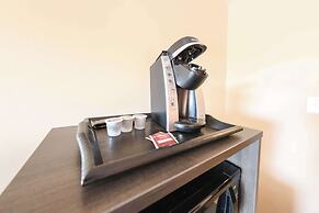 Howard Johnson by Wyndham Winnipeg West