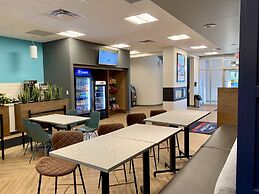 Howard Johnson by Wyndham Winnipeg West