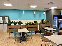 Howard Johnson by Wyndham Winnipeg West