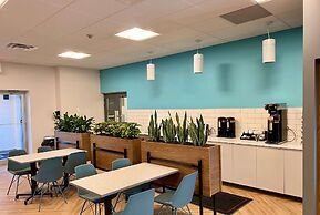 Howard Johnson by Wyndham Winnipeg West