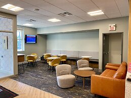 Howard Johnson by Wyndham Winnipeg West