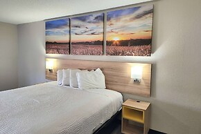 Days Inn & Suites by Wyndham New Iberia