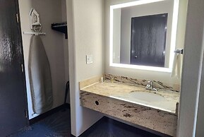 Days Inn & Suites by Wyndham New Iberia