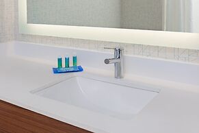 Holiday Inn Express & Suites Elk Grove West I-5 by IHG